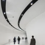 Couloir moderne avec plafond incurvé et éclairage
