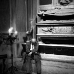 Vieil homme assoupi dans une église ancienne