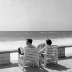 Couple profitant de la vue sur l'océan