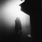 Ombres d'un couple dans la nuit brumeuse