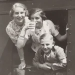 Groupe de personnes près d'une fenêtre de train