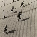 Enfants jouant et montant des marches en extérieur
