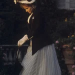 Femme élégante en tenue vintage, portant un parapluie noir