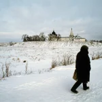 Promenade hivernale près d'un monastère