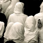 Groupe de femmes et une enfant en hijabs blancs