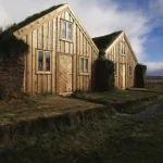 Maisons en bois au toit de gazon dans une prairie
