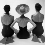 Trois femmes en maillot de bain rétro avec chapeaux et palmes