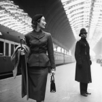 Femme élégante et agent de police à la gare