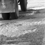 Roues de camion roulant sur route