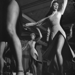 Danseuses en costume sur scène dans un cabaret