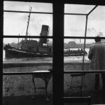 Vue sur un remorqueur à travers une fenêtre