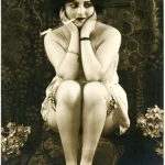 Femme posant avec un fume-cigarette