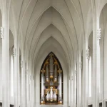 Intérieur d'une église moderne avec orgue et bancs
