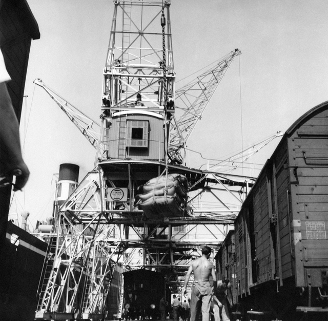 AKG2791653.webp Chargement de marchandises sur un quai industriel – Image 1