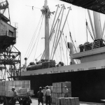 Chargement de marchandises sur un navire au port.