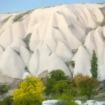 Formations rocheuses en Cappadoce avec arbres en automne