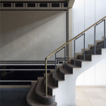 Escalier intérieur en métal et bois dans un bâtiment moderne