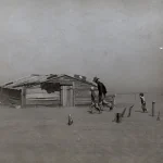 Famille devant une maison en bois dans une zone aride