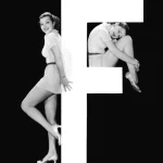 Deux femmes posant avec une grande lettre F