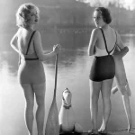 Deux femmes en maillot de bain vintage au bord de l'eau