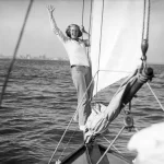 Femme souriante sur un voilier en mer