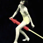 Femme en maillot de bain avec une fusée