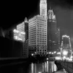 Skyline nocturne avec bâtiments illuminés et cours d'eau