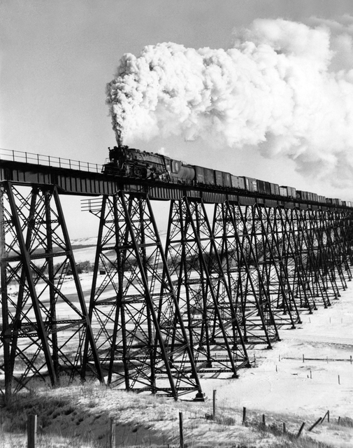 AKG2852733.webp Train à vapeur traversant un viaduc en hiver – Image 1
