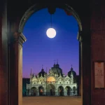 Vue nocturne de la Basilique Saint-Marc à travers une arcade