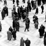 Foule se promenant sur une place pavée