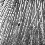 Traces de pneus et deux personnes sur terrain boueux