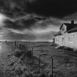 Maison isolée sous un ciel dramatique