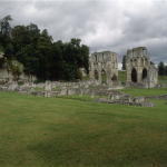 Ruines d'une ancienne abbaye dans un paysage verdoyant
