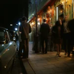 Soirée animée dans une rue fréquentée