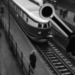 Train à vapeur arrivant à la gare ferroviaire