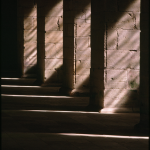 Lumière traversant les colonnes d'une vieille construction en pierre