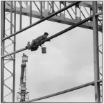 Ouvrier sur une structure en acier