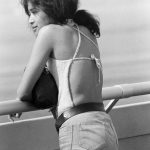 Femme Appuyée Contre une Balustrade en Extérieur