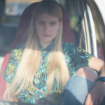 Jeune femme assise dans une voiture