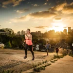 Course en côte au coucher du soleil en ville