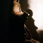 Statue religieuse éclairée par le soleil avec une ombre distincte