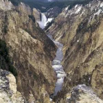 Chute d'eau dans un canyon rocheux