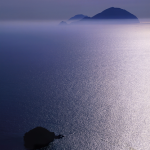 Îles au crépuscule avec eau scintillante