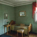 Chambre Vintage avec Papier Peint Vert et Meubles en Bois