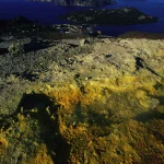 Vue panoramique d'îles volcaniques avec sol sulfurique
