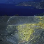 Cratère du volcan avec vue sur la mer