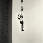Ouvrier suspendu à une chaîne pendant travaux de construction