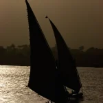 Voiliers traditionnels navigateurs au crépuscule sur le Nil