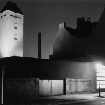Architecture industrielle nocturne en noir et blanc