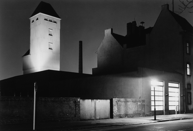 AKG351886.webp Architecture industrielle nocturne en noir et blanc – Image 1